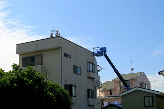 高所作業車にて雨漏れ箇所を調査