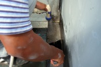 排水溝の清掃作業