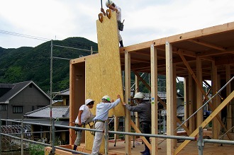 スーパーウォール工法　パネル取付作業　（施工　寺田工務店）