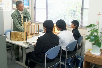 体験学習　（地震対策について語る）　　（株）寺田工務店　事務所にて