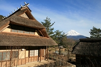 かぶと造りの茅葺屋根そして富士山