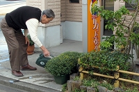 水やりをする我社の会長　