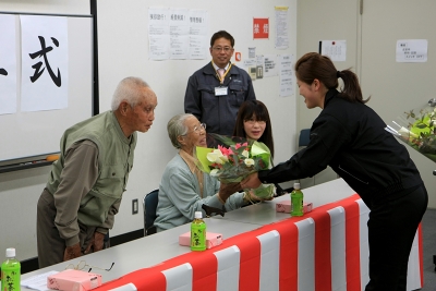 新入社員森山より　お施主様へ花束贈呈