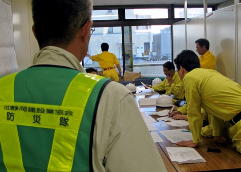 静岡市総合防災訓練　出動要請書の指示を待つ　寺田雄一　