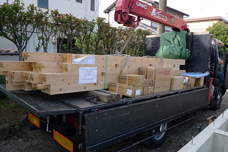 静岡市駿河区Ａ様邸現場　土台材搬入