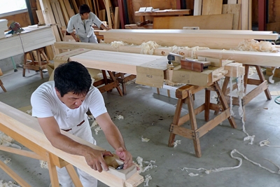 桧柱　仕上削り　　　（株）寺田工務店　加工場にて　富山　海野