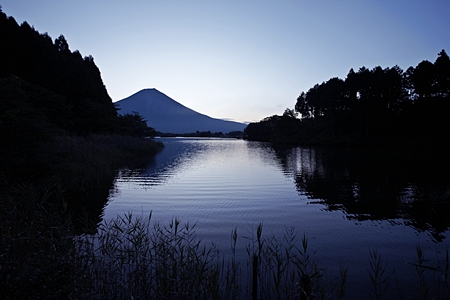 好きなんです・・・。　日の出前の山湖の青さが。。。