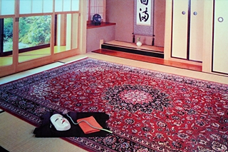 和室にペルシャ絨毯