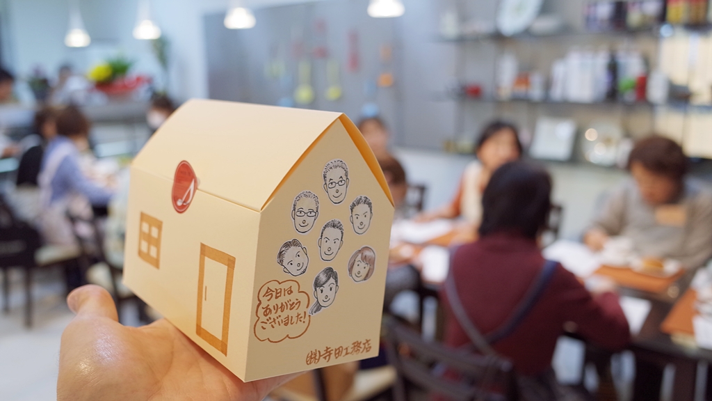 お土産は、この手作りパッケージに焼き菓子を入れて。。。